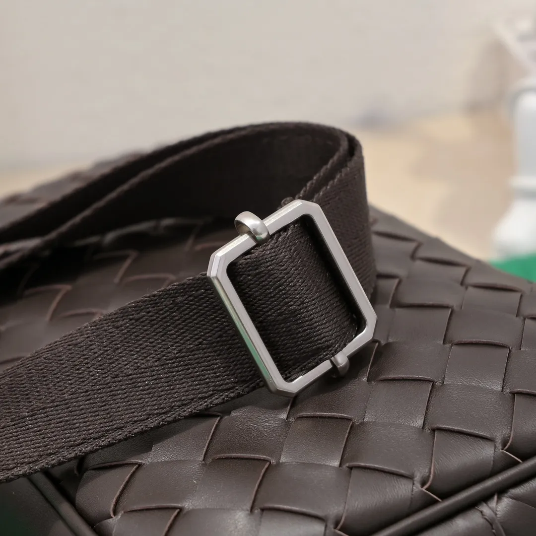 Batch 1480 BV lntrecciato woven leather crossbody bag. The zipper opens and closes, and the space is too large. It meets the daily needs of going out on the street. There are no problems with mobile phones 📱 wallets 👛 power bank 🔋. The weaving process is used, and the texture of the upper body 🔝 is very high-end. Style number: 7100 Size: 25*7.5